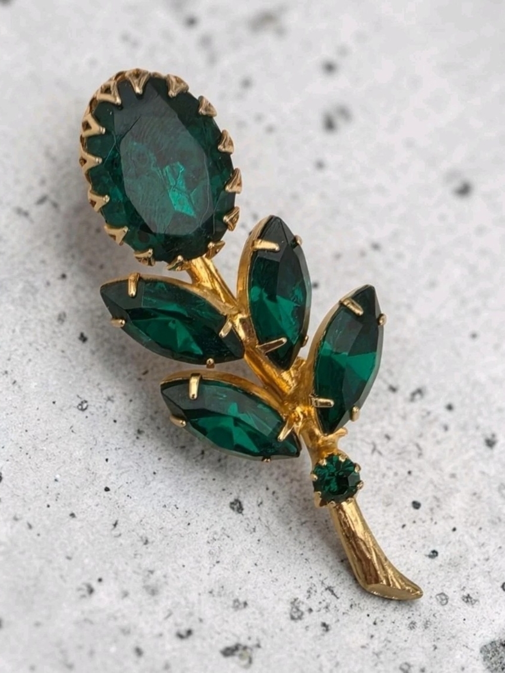 Vintage Emerald Green Rhinestone Flower Brooch Gold Tone Floral Stem Leaf
